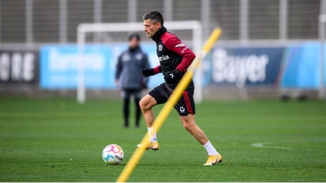 El deseo y las loas de Xabi Alonso: Ojalá Aránguiz pueda despedirse del club en la cancha