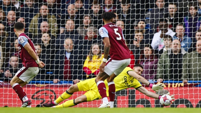 “Dibu” Martínez fue la gran figura en el triunfo de Aston Villa contra Chelea en Inglaterra