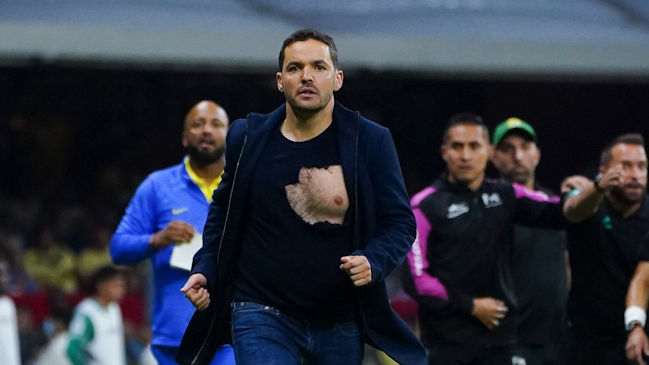 Nicolás Larcamón terminó con su polera rota en caótico duelo entre León y América en México