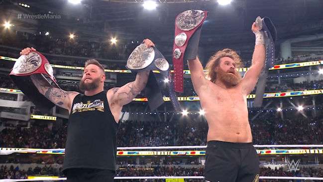 Kevin Owens y Sami Zayn destronaron a The Usos en emotiva primera noche de Wrestlemania