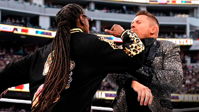 Snoop Dogg se lució con un “codazo del pueblo” en WrestleMania 39
