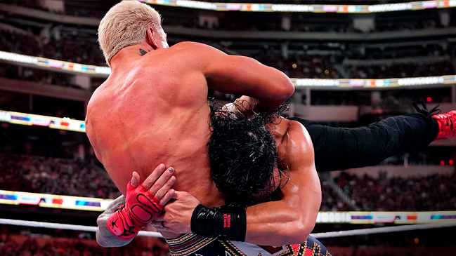 Roman Reigns se mantuvo como campeón Unificado de WWE tras WrestleMania 39