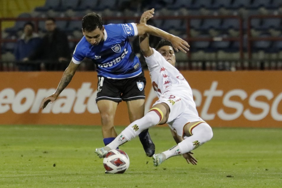 Huachipato se impuso con uno menos ante Unión Española para quedar en lo más alto del torneo