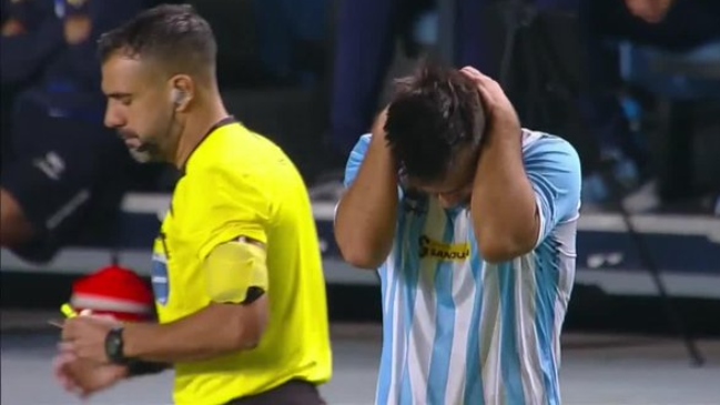 Carlos Villanueva fue expulsado ante Botafogo tras revisión en el VAR por un fuerte planchazo