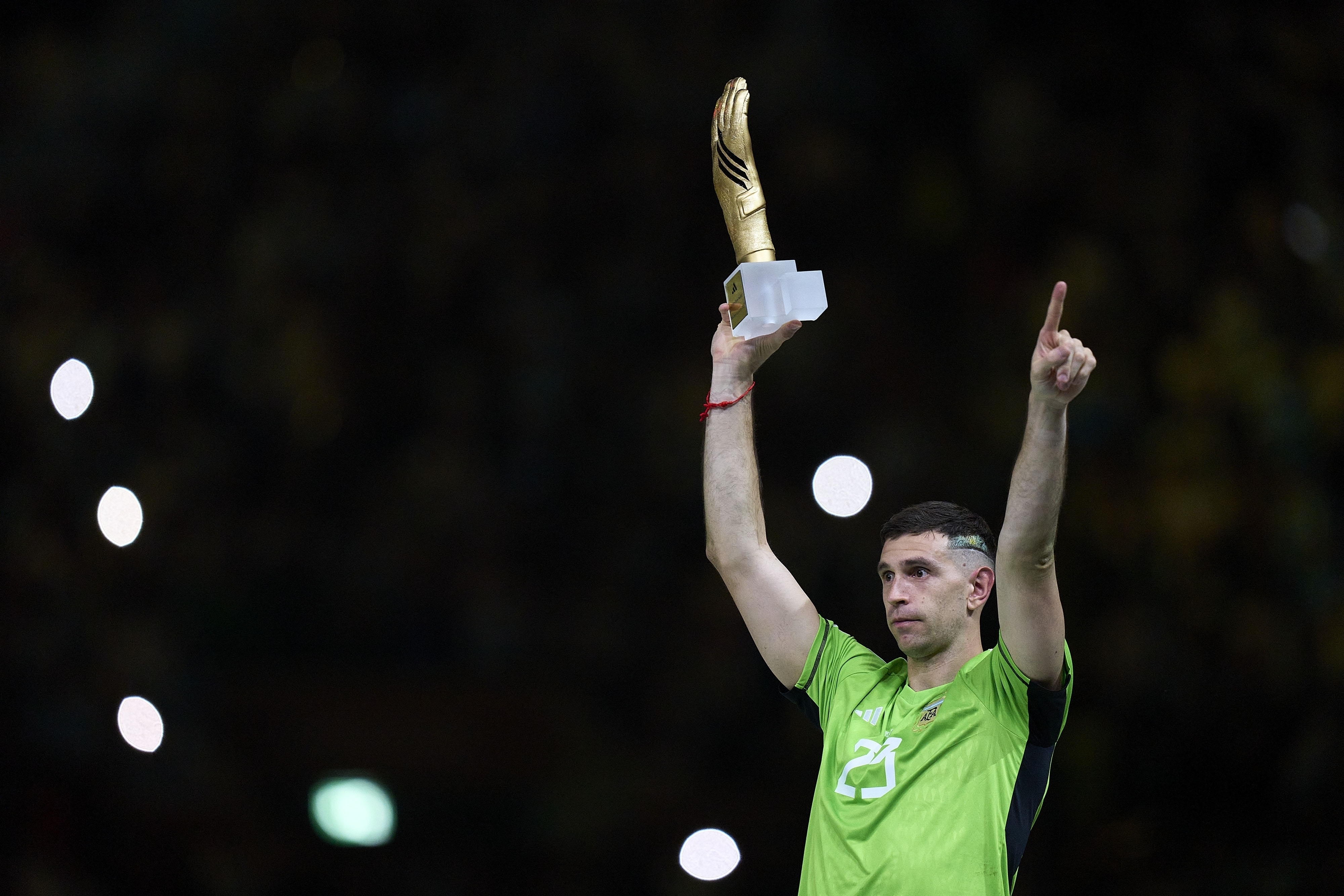 Presidente de la UEFA calificó de “primitivas” las reacciones de Emiliano Martínez en Qatar