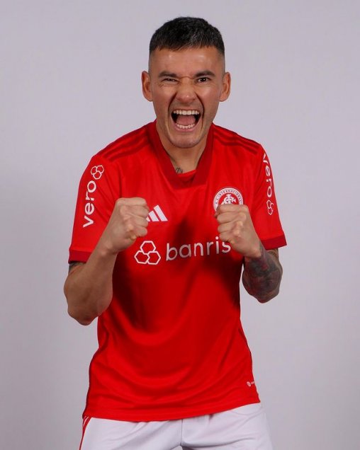 Con su tradicional número: Charles Aránguiz se vistió con la camiseta de Internacional