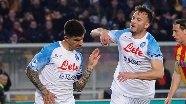 Napoli logró afortunada victoria sobre Lecce y se acercó al título