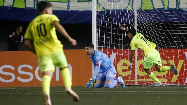 Bastián Arraño aprovechó un horror de Dituro y Colina da una sorpresa al inicio ante la UC