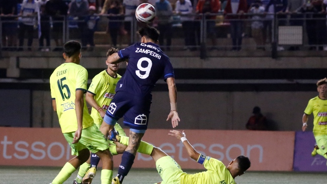 Zampedri ganó por aire en la agonía y le dio vida hasta los penales a la UC ante Colina