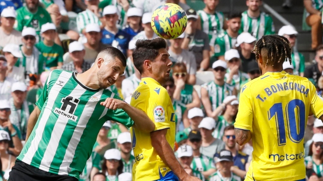 Betis fue víctima de sus desaciertos y complicó su lucha por llegar a las copas europeas