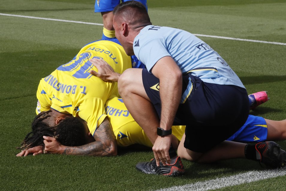 La dura caída que sufrieron Pellegrini y Betis ante Cádiz