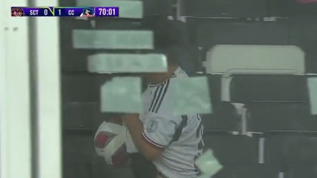 Niño se quedó con una pelota en el Santiago City-Colo Colo y generó revuelo en redes sociales