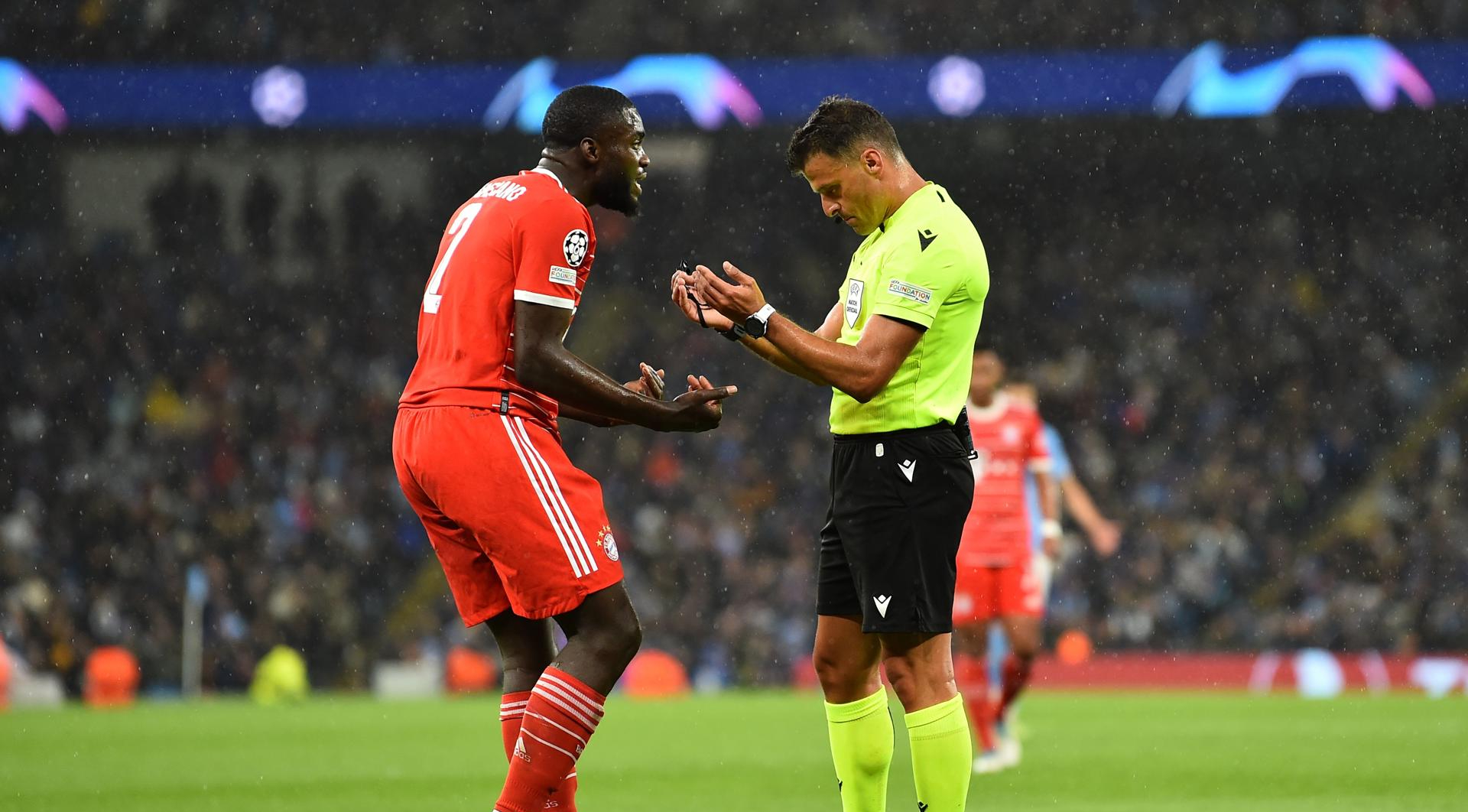 Dayot Upamecano se llenó de críticas por su nivel ante Manchester City en la Champions