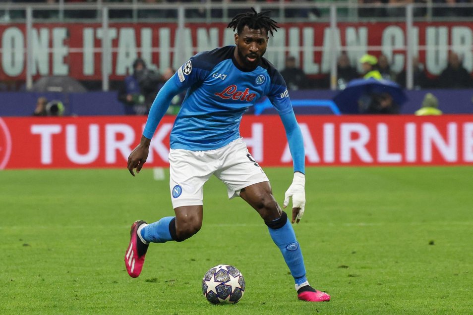 Napoli terminó jugando con 10 en la derrota ante Milan en San Siro y deberá ir por la remontada