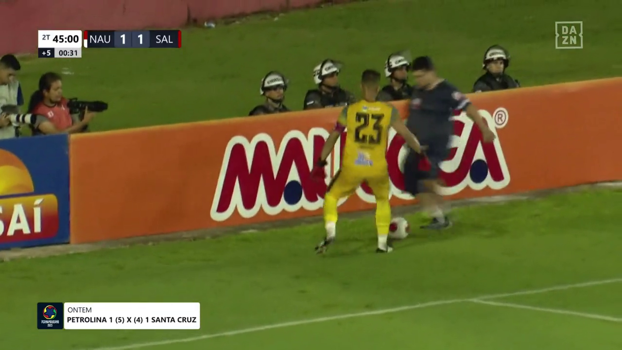 Viral: Pasapelotas le hizo tremendo túnel a un arquero en el fútbol brasileño