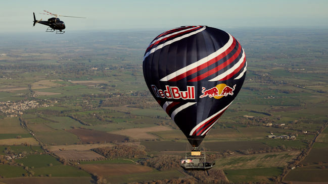 Leyenda del BMX desafió la gravedad en el primer bowl suspendido por globo aerostático