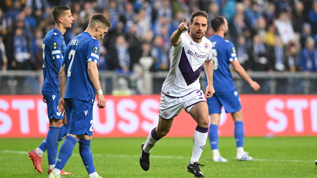 Fiorentina goleó como visitante a Lech Poznan y puso un pie en semis de la Conference League