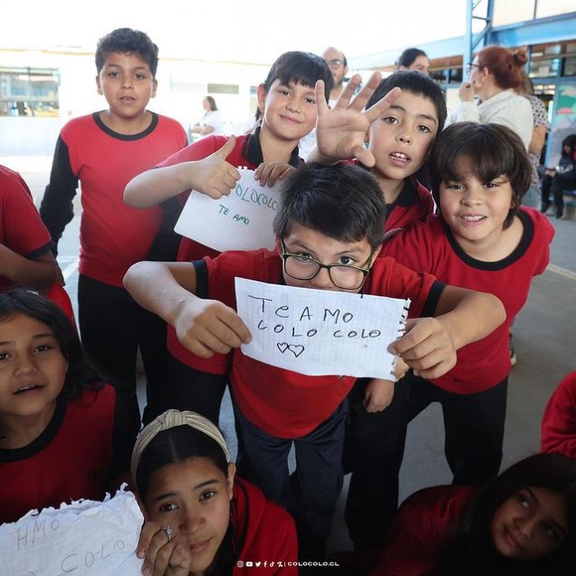 La visita de Colo Colo femenino y masculino a colegio de Macul antes de enfrentar a la UC