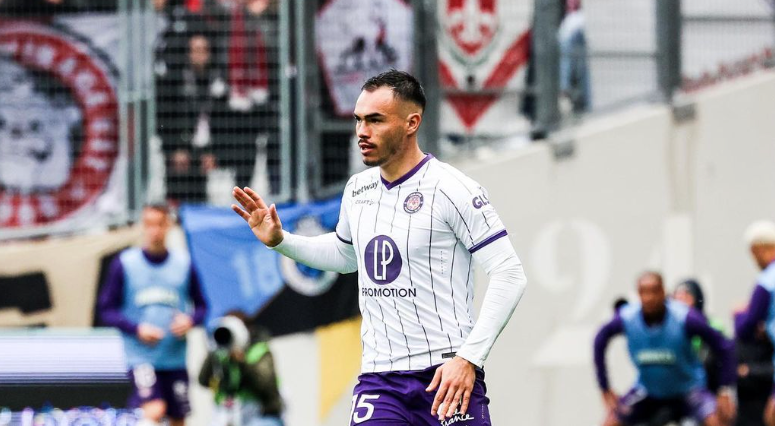 Gabriel Suazo fue titular en en agónica caída de Toulouse ante Olympique de Lyon