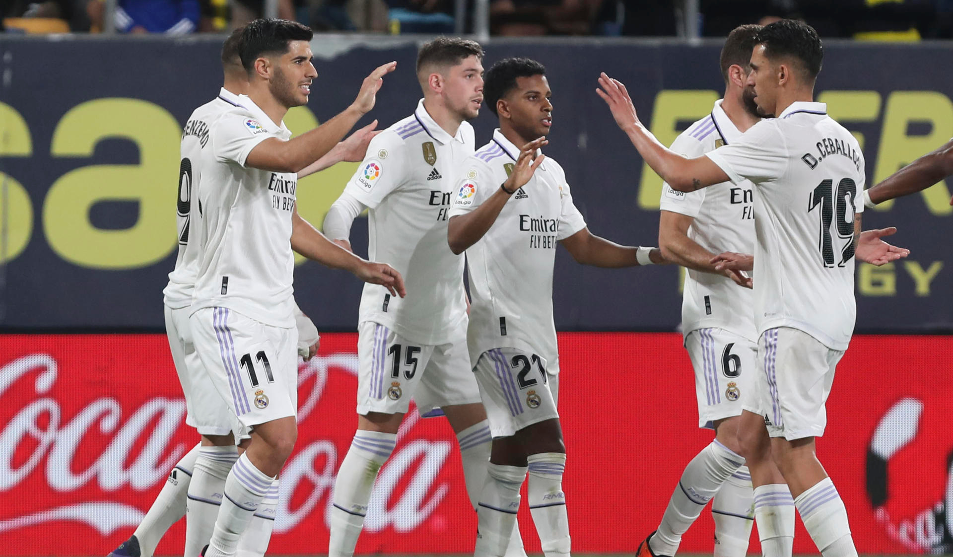 Real Madrid batió a Cádiz y se resiste a dejar la pelea por La Liga
