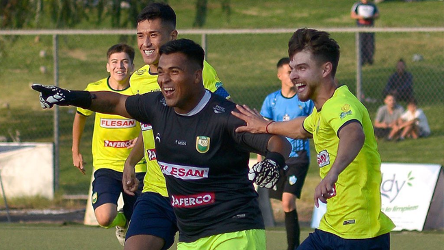 Arquero Julio Bórquez deslumbró con un gol de tiro libre para Colina en el debut por Tercera A