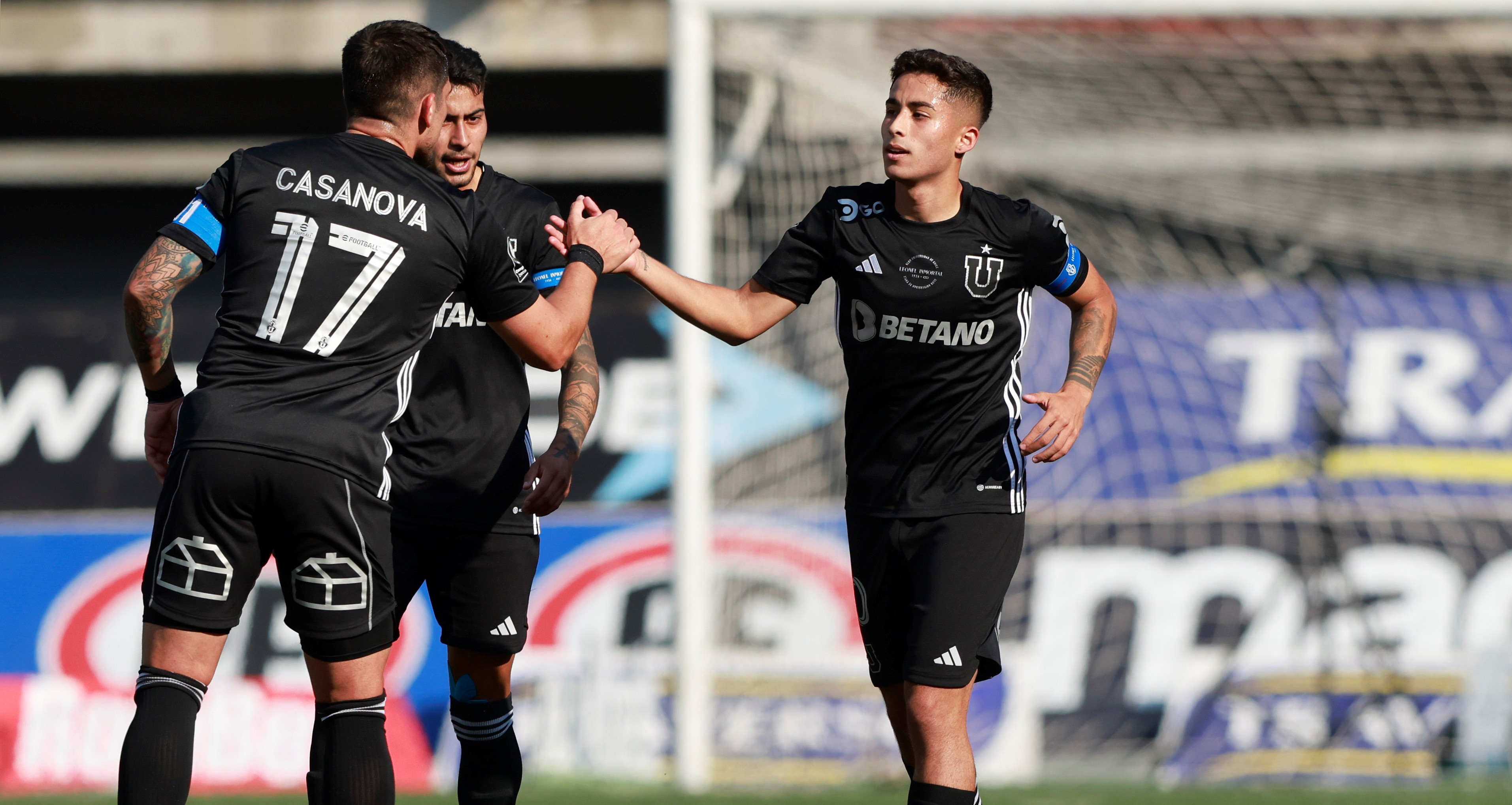 “En la ruta del León”: U. de Chile festejó en su visita a La Florida