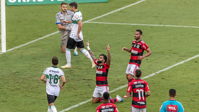 Flamengo inició el Brasileirao con un amplio triunfo sobre Coritiba de Benjamín Kuscevic