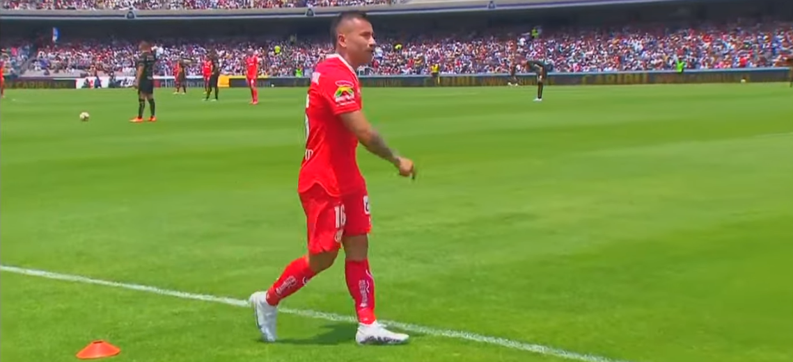 Jean Meneses fue expulsado en derrota de Toluca ante Pumas en México