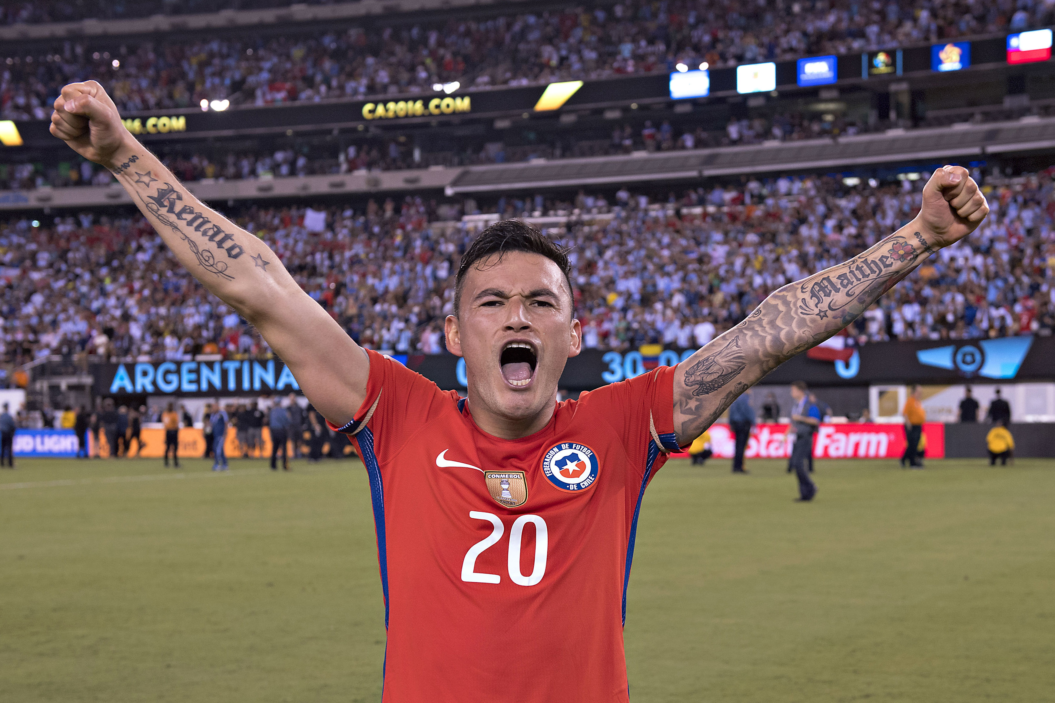 Los saludos de La Roja y U. de Chile para el cumpleañero Charles Aránguiz