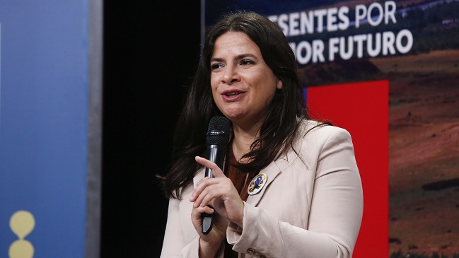 Ministra Orellana por acusación a Jordhy Thompson: Es hora que se revise el modelo formativo