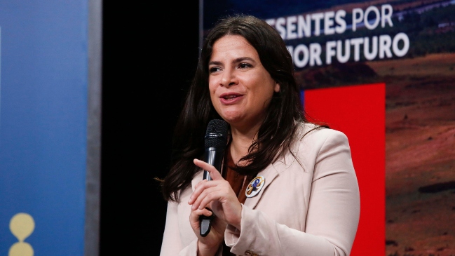 Ministra Orellana llamó a tomar medidas a su “querido” Colo Colo en el caso de Thompson