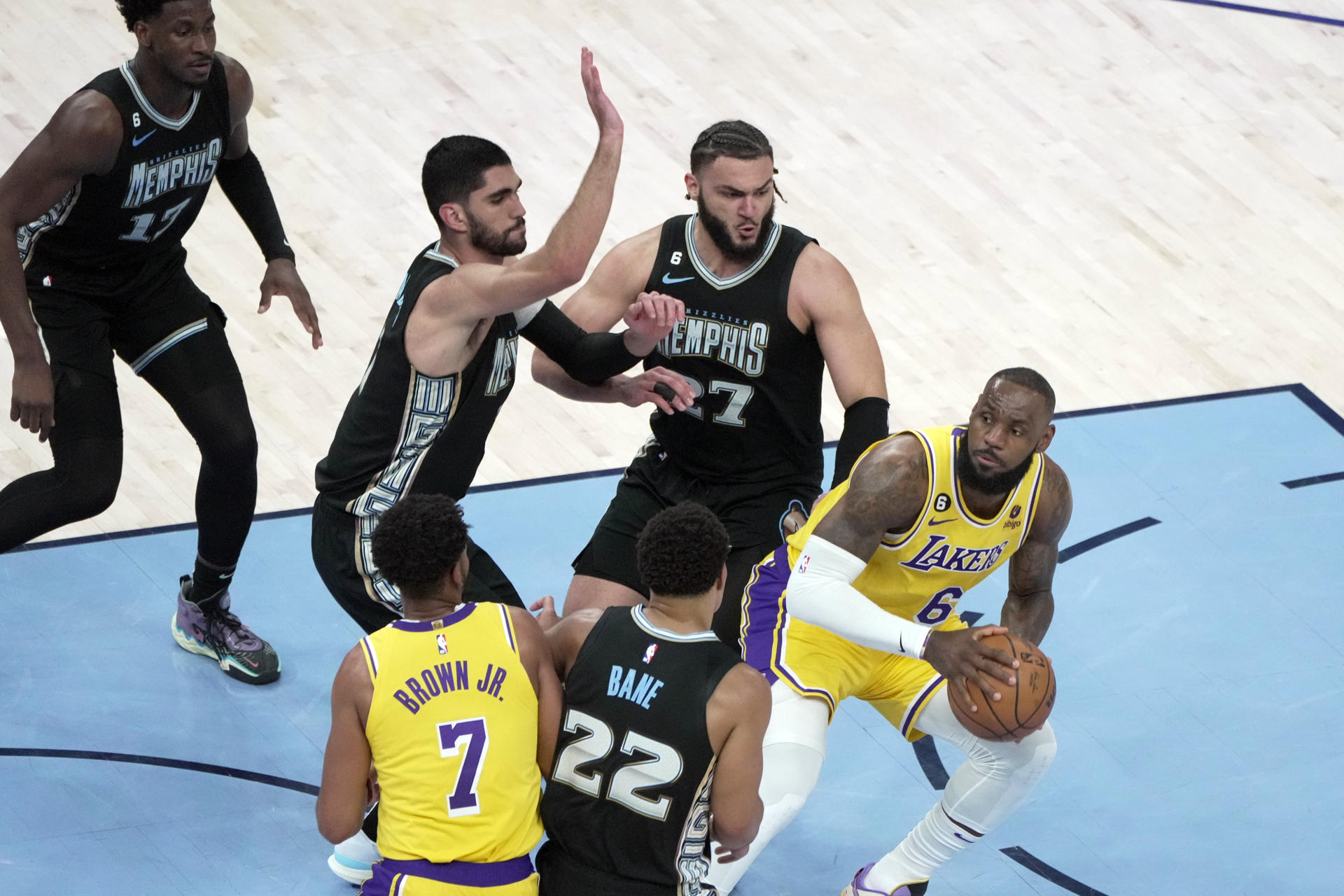 Memphis Grizzlies opacó a LeBron James e igualó la serie de playoffs ante Los Angeles Lakers