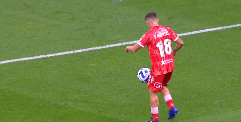 La polémica amarilla a Santiago Montiel en Argentinos Juniors ante Corinthians