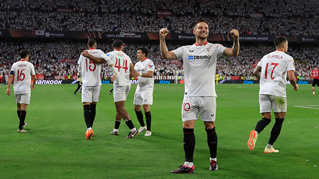Sevilla aprovechó los regalos de Manchester United y avanzó en Europa League