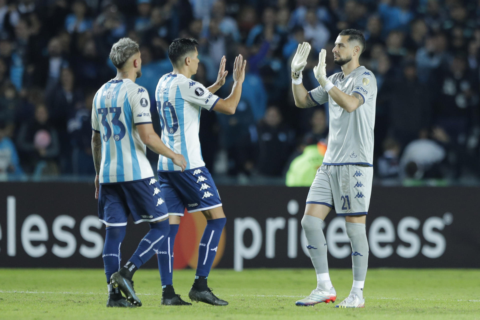 Racing de Gabriel Arias y Oscar Opazo batió en la agonía a Aucas y lidera el grupo de Ñublense