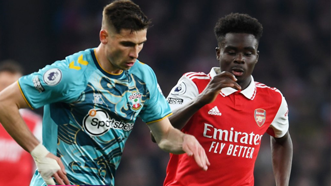 El líder Arsenal rescató un dramático empate frente al colista Southampton en la Premier