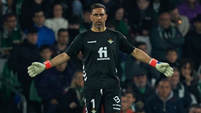 Aseguran que Claudio Bravo es sondeado para seguir en España en caso de salir de Betis
