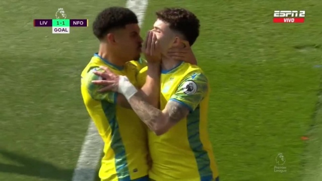 Jugadores de Nottingham Forest celebraron con un beso en la boca un gol ante Liverpool