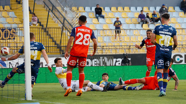 Luis Casanova irrumpió en el área de Everton y puso en ventaja a la U