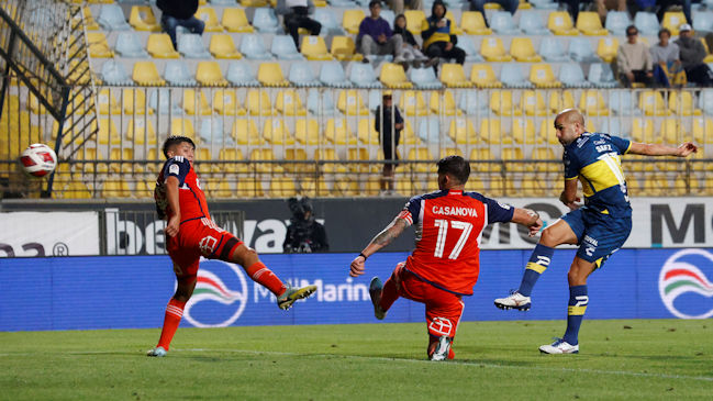 Everton encontró el descuento ante la U gracias a una tremenda volea de Sebastián Sáez