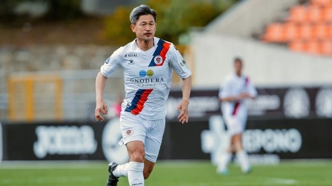 Kazuyoshi Miura, el futbolista más veterano del mundo, debutó en Portugal