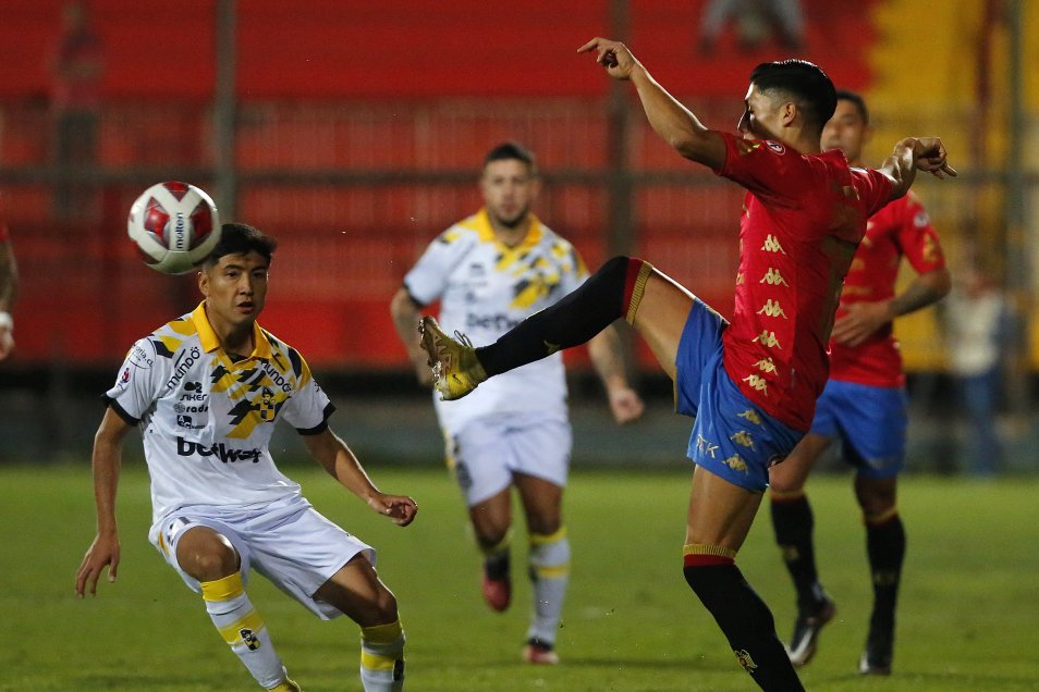 Unión Española se hizo fuerte en Santa Laura y ganó con goles de Garate y Carvallo