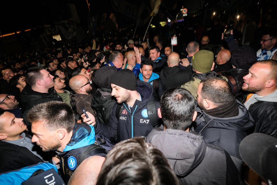 Más de 10.000 hinchas recibieron a Napoli tras valiosa victoria sobre Juventus