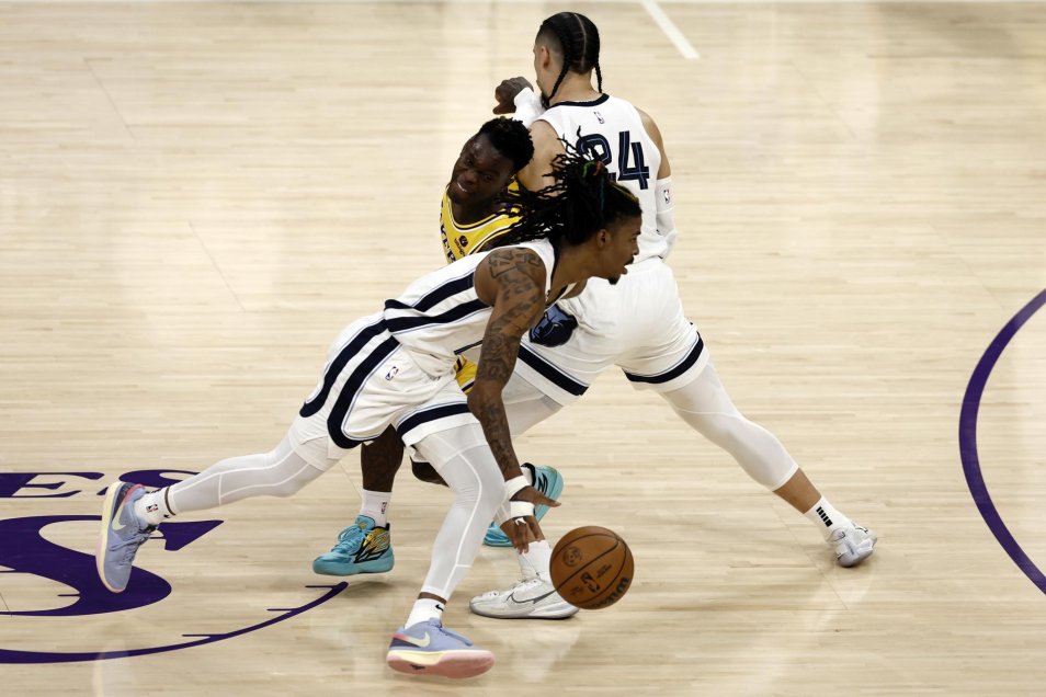 Los Lakers aumentaron su ventaja ante Memphis y quedaron a un paso de semifinales en el Oeste
