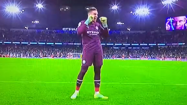[VIDEO] Ederson se burló de Arsenal con incendiario gesto en goleada de Manchester City