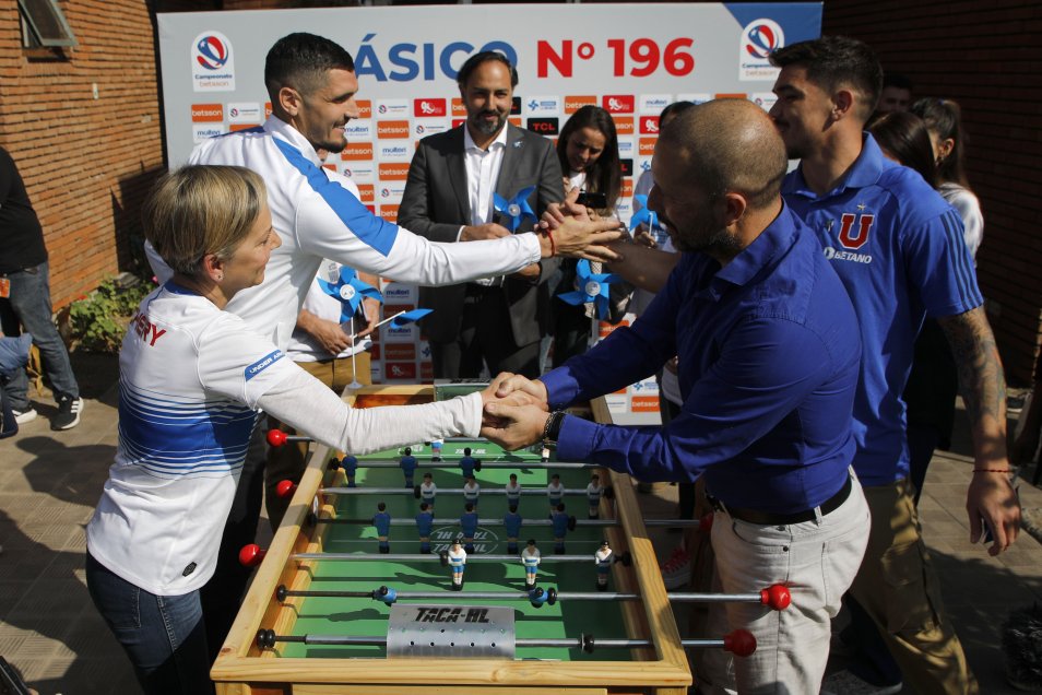 Luis Casanova y Matías Dituro jugaron taca-taca en la previa del clásico universitario