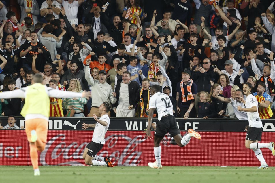 Valencia ganó en la agonía a Real Valladolid y salió de la zona de descenso en España