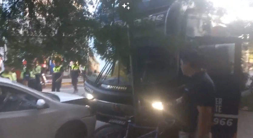 Bus de River Plate sufrió inesperado accidente antes del duelo con Atlético Tucumán