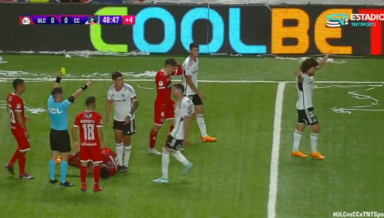 [VIDEO] Falcón fue amonestado por falta a Passerini e ironizó por el cobro del árbitro