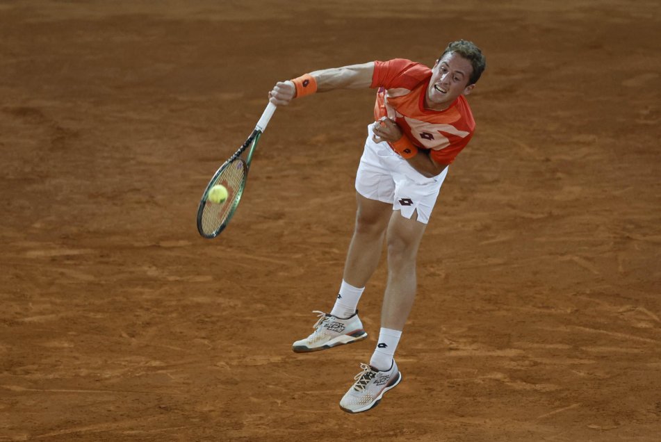 Alexander Zverev sacó adelante un difícil duelo ante Roberto Carballés en el Masters de Madrid